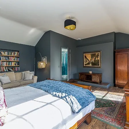 Connaught Apartment, 7 Henrietta Street, Centre