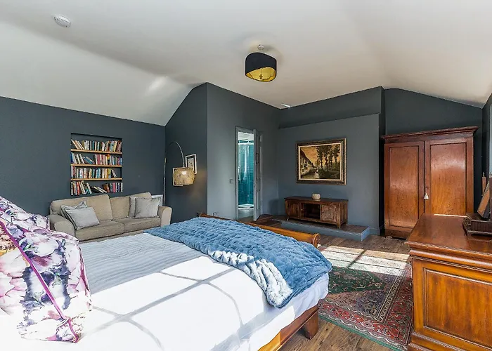 Connaught Apartment, 7 Henrietta Street, Centre