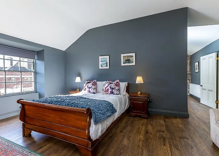 Connaught Apartment, 7 Henrietta Street, Centre Apartman