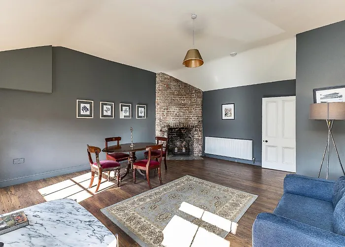 Connaught Apartment, 7 Henrietta Street, Centre *