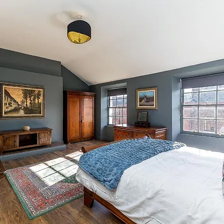 Connaught Apartment, 7 Henrietta Street, Centre Apartmán *