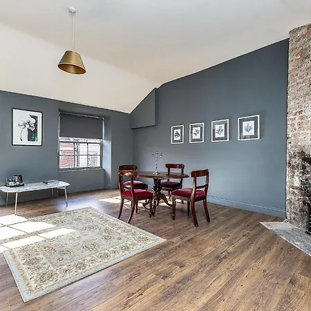 Connaught Apartment, 7 Henrietta Street, Centre Apartmán