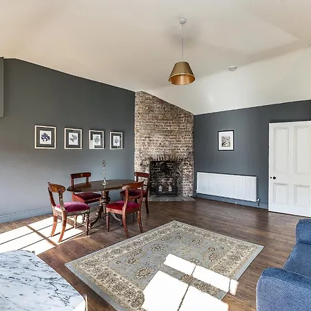 Connaught Apartment, 7 Henrietta Street, Centre *